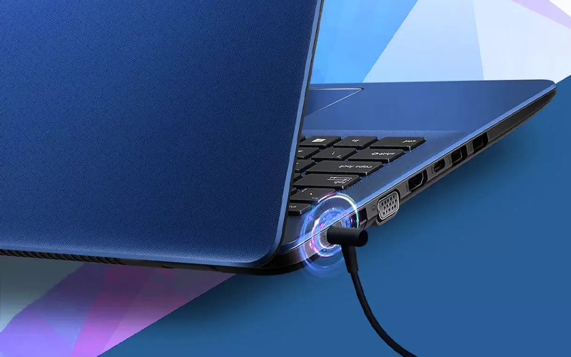 Cắm sạc pin laptop kh&ocirc;ng đ&uacute;ng c&aacute;ch